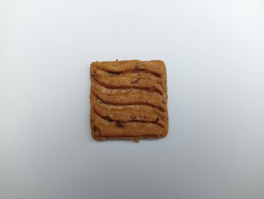 Beyaz arkaplanda lezzetli kare şekilli kurabiye 