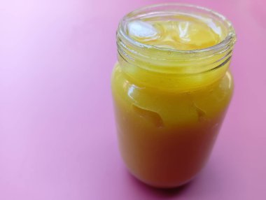 Cam kavanozda sağlıklı taze mango posası 