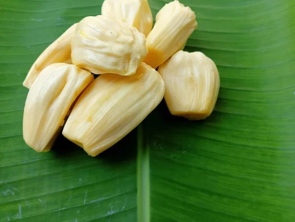 バナナの葉の上のおいしい甘いジャックフルーツ — ストック写真