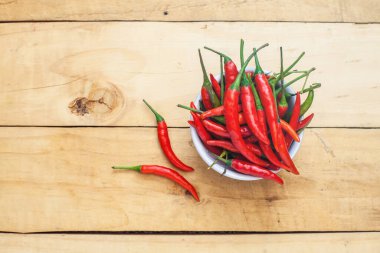 Ahşap masada kırmızı kırmızı kırmızı biber