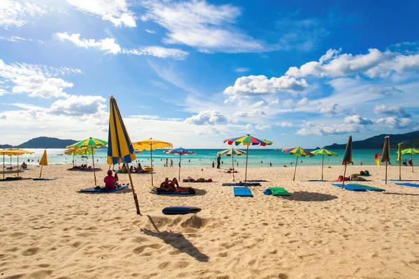 Phuket, Tayland 'daki ünlü Patong plajında renkli plaj şemsiyesi