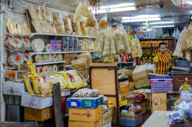 Çin Mahallesi, BANGKOK - 11 Ekim 2022 'de Bangkok' taki Çin Mahallesi 'nin ana caddesi Yaowarat Yolu' ndaki sokak gıda pazarı. Çin Mahallesi Bangkok 'un en ünlü simgelerinden biridir..