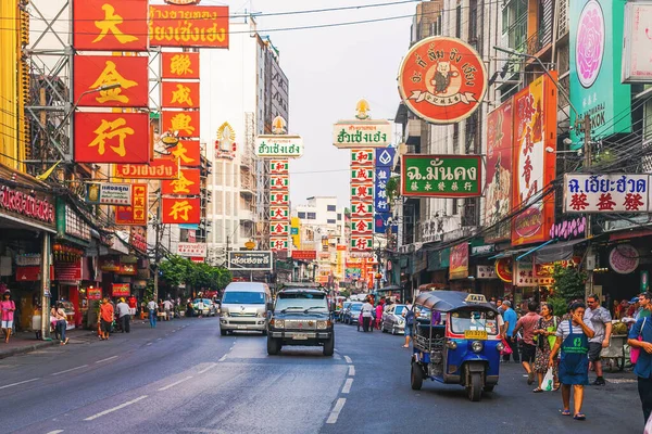 Çin Mahallesi, BANGKOK - 29 Aralık 2022 'de Bangkok' taki Çin Mahallesi 'nin ana caddesi olan Yaowarat Yolu' nda turistler sokak yemeklerinin keyfini çıkarıyorlar. Çin Mahallesi Bangkok 'un en ünlü simgelerinden biridir..
