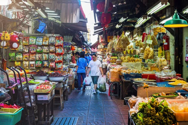 Çin Mahallesi, BANGKOK - 11 Ekim 2022 'de Bangkok' taki Çin Mahallesi 'nin ana caddesi Yaowarat Yolu' ndaki sokak gıda pazarı. Çin Mahallesi Bangkok 'un en ünlü simgelerinden biridir..