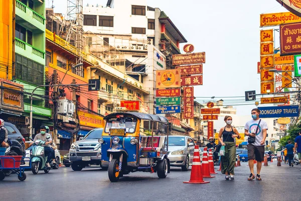 Çin Mahallesi, BANGKOK - 29 Aralık 2022 'de Bangkok' taki Çin Mahallesi 'nin ana caddesi olan Yaowarat Yolu' nda turistler sokak yemeklerinin keyfini çıkarıyorlar. Çin Mahallesi Bangkok 'un en ünlü simgelerinden biridir..