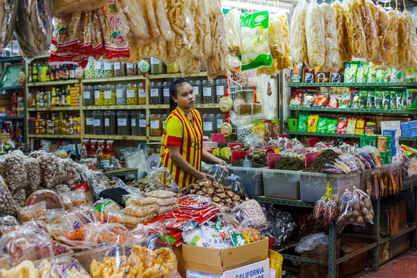 Çin Mahallesi, BANGKOK - 11 Ekim 2022 'de Bangkok' taki Çin Mahallesi 'nin ana caddesi Yaowarat Yolu' ndaki sokak gıda pazarı. Çin Mahallesi Bangkok 'un en ünlü simgelerinden biridir..