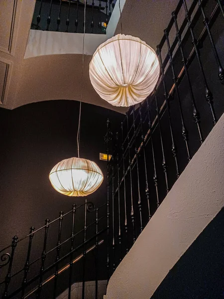 Lampy Hotelowe Widziane Dołu — Zdjęcie stockowe