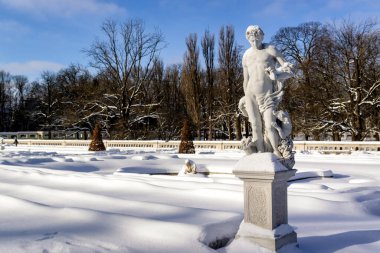 Branicki Sarayı, Biaystok, Podlasie, Polonya 'nın bahçelerinde karlı bir kış