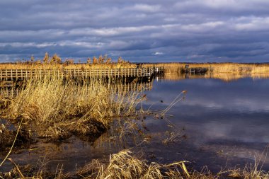 Akşamları gölde güzel bir manzara.