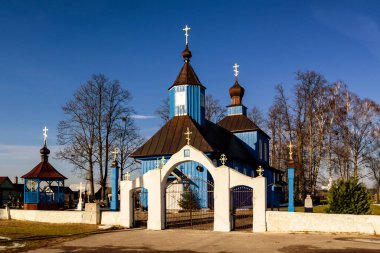 Mavi gökyüzü olan eski ahşap kilise