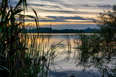 Suyun üzerinde gün batımı