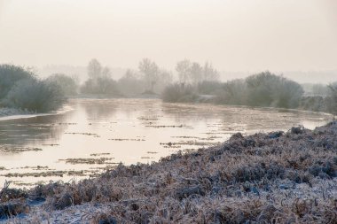 Donmuş nehir ve karlı kış manzarası