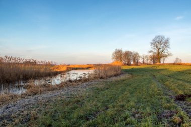 İlkbaharda nehrin üzerinde güzel bir gün doğumu