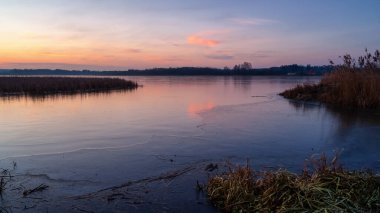 Göl üzerinde kış günbatımı