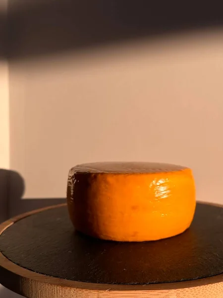 一片带有奶酪和香草的派的特写镜头 — 图库照片