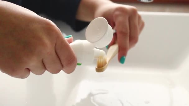 Κορίτσι Που Βάζει Πάστα Στην Οδοντόβουρτσά Της Στο Μπάνιο — Αρχείο Βίντεο