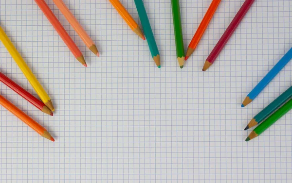 Barevné Tužky Pro Návrat Školy Umístěné Zápisníku Tužky Visí Horní — Stock fotografie