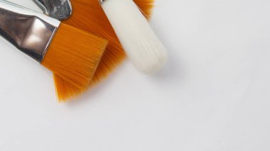 Sınıfta boyamak için farklı fırçalar, okula dönmek için sınıfta boyamak için doğal kıllı fırça.