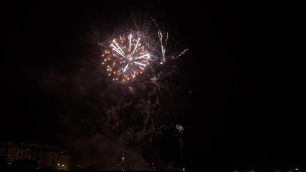 4K新年烟花庆祝活动从真正的烟花背景中无缝地流淌出来 黄昏时分 金色的五彩缤纷的焰火在夜空中飘扬 — 图库视频影像