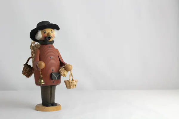 Tahta figür, Noel cevizi kabuğu, yazı, kahverengi renkler ve sepetlere yer açmak için sola odaklı..