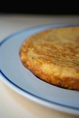 İspanyol patatesli omletimizle İspanya 'nın otantik lezzetlerine alışın. Profesyonel bir restoran ortamında ustalıkla hazırlandı ve servis edildi. En iyi malzemelerle yapılan geleneksel İspanyol omletimiz, balonun en lezzetli aşçısıdır.