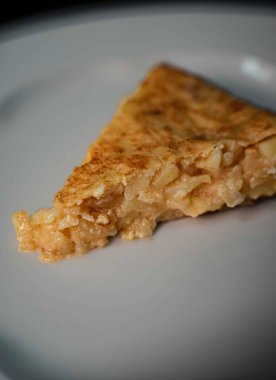 İspanyol mutfağının özünü, soğan ve patatesin mükemmel bir karışımına sahip klasik İspanyol omleti ile deneyin. Tek bir kişi için yapılan bu küçük porsiyon, bunu tanımlayan zengin lezzetleri ve sağlıklı dokuları sergiliyor.