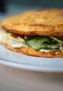 Taze malzemelerle hazırlanmış vejetaryen sebze patatesli omletimizin leziz güzelliğini deneyin ve lezzetle dolup taşın. Bu leziz İspanyol klasiğinde suçluluk duygusu olmadan vejetaryenler ve yemek severler için mükemmeldir.