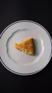 Mutfağımızın ortasına, lezzetli sebzeli omletimizin patates ile sunulduğu 360 dikey videomuzla sanal bir yolculuk yapın. Canlı renkler ve taze malzemeler gözlerinizin önünde canlanırken her lezzetli ayrıntıya tanık olun.