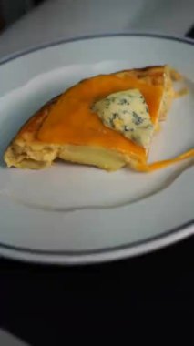 Mutfağımızın ortasına, lezzetli sebzeli omletimizin patates ile sunulduğu 360 dikey videomuzla sanal bir yolculuk yapın. Canlı renkler ve taze malzemeler gözlerinizin önünde canlanırken her lezzetli ayrıntıya tanık olun.