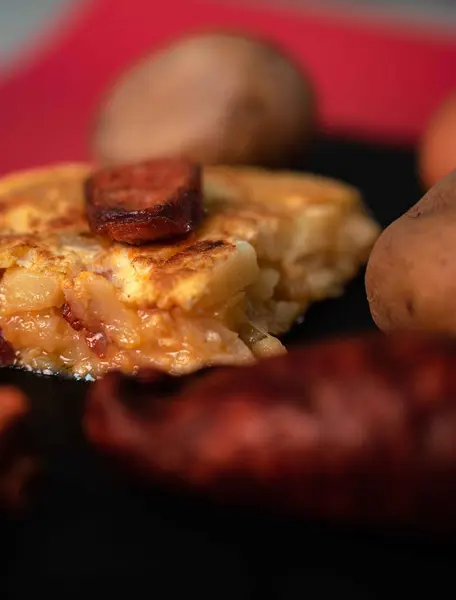 İspanyol mutfak mirasına bu ağız sulandıran patates omletini parlak, siyah bir tepside servis et. Her dilim taze patateslerin, taze çiftlik yumurtalarının ve baharatlı sucuğun enfes bir karışımını ortaya çıkarıyor.