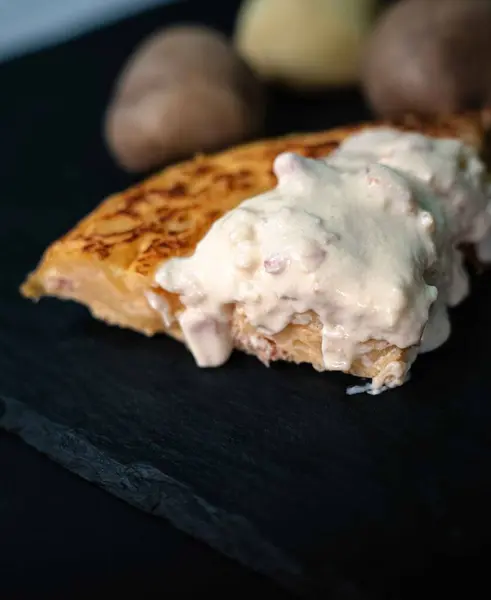 İspanyol ve İtalyan lezzetlerinin harmonik karışımında leziz kremalı carbonara soslu patatesli omletimizin lezzeti. Onu unutulmaz yapan taze malzemelerle çevrili el değmemiş beyaz bir tabakta sunuluyor: patates, yumurta.