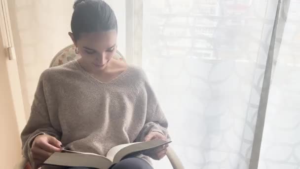 Uchwyć Istotę Book Day Jako Dziewczyna Znajduje Ukojenie Stronach Jej — Wideo stockowe