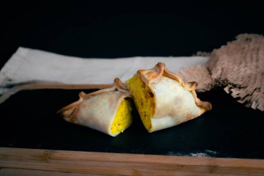 Lezzet tomurcuklarınızı, Arjantin usulü körili tavuk Empanada ile eşi görülmemiş bir lezzet yolculuğuna hazırlayın. Hindistan mutfağından esinlenen yoğun tatlarla ve mis kokulu baharatlarla dolu her ısırık, Arjantin geleneklerinin hoş bir birleşimidir.