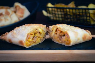 Arjantin 'in enfes lezzetine, nefis Arjantin usulü tavuk böreğimizle, duyularımızı cezbeden nefis bir dolgu sunuyoruz. Çıtır patates dilimleri ve özel çatal bıçak takımının yanında servis edilen her lokma Flav 'in bir senfonisi.