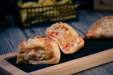 Arjantin 'in zengin lezzetlerine dalın. Dilimlenmiş böreğimizle Arjantin dolgusu sergiliyoruz. Bir restoran masasında altın patateslerin yanında servis edilen her lokma Buenos Aires 'in canlı sokaklarında bir aşçılık yolculuğudur.