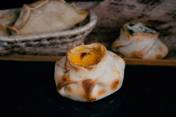 Kabak kanasta böreğimizin leziz güzelliklerinin tadını çıkarın. Kırsal bir tabakta zarif bir şekilde sunuluyor. Arjantin 'in otantik lezzetleriyle patlayan her ısırık, Arjantin' in zengin aşçılık mirasına bir yolculuktur. # İster baba ol #