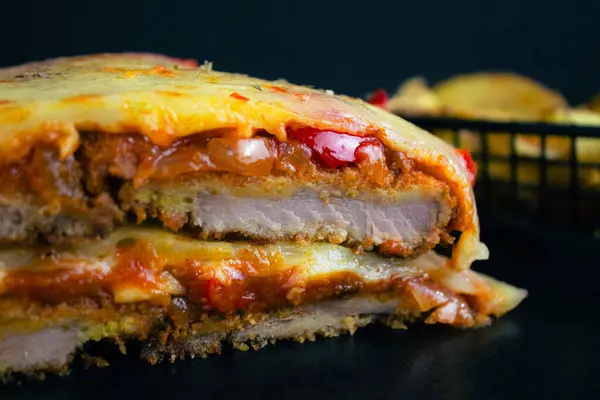 Arjantin restoranımızda ağız sulandırıcı bir kıvrımla klasik bir favorinin tadını çıkar. Lezzetli peynirle kaplanmış ve yanında sotelenmiş sebze karışımı sunan Yumurtalı Tavuk Milano 'muz nefis bir tat ve doku karışımı sunuyor. Sav