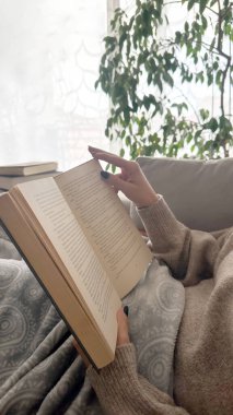 Kitabının sayfalarını karıştırırken, yatağında rahat bir şekilde uzanan bu güzel kızla sükuneti hissedin. Bu huzurlu anda, edebiyatın büyüleyici dünyasından kaçışı ve zevki buluyor.