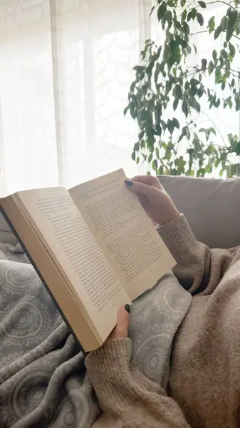 Kitabının sayfalarını karıştırırken, yatağında rahat bir şekilde uzanan bu güzel kızla sükuneti hissedin. Bu huzurlu anda, edebiyatın büyüleyici dünyasından kaçışı ve zevki buluyor.