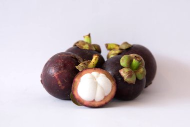 5 mangostinos y uno abierto