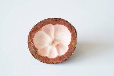 Piel de mangostino sin comer