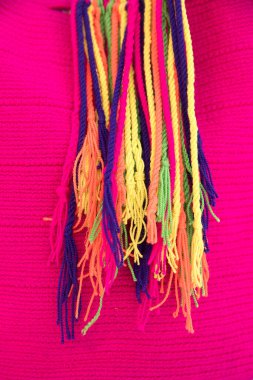 Mochila ya da Wayuu kabilesi tarafından Kolombiya 'da yapılmış el yapımı çanta.