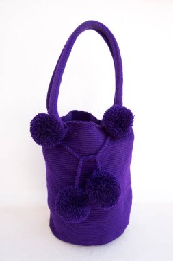 Mochila ya da Wayuu kabilesi tarafından Kolombiya 'da yapılmış el yapımı çanta.
