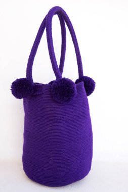 Mochila ya da Wayuu kabilesi tarafından Kolombiya 'da yapılmış el yapımı çanta.