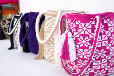 Mochila ya da Wayuu kabilesi tarafından Kolombiya 'da yapılmış el yapımı çanta.