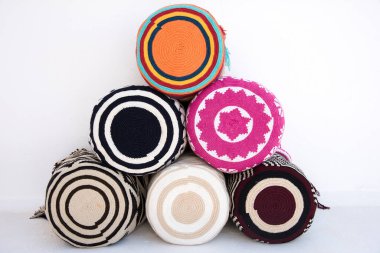 Mochila ya da Wayuu kabilesi tarafından Kolombiya 'da yapılmış el yapımı çanta.