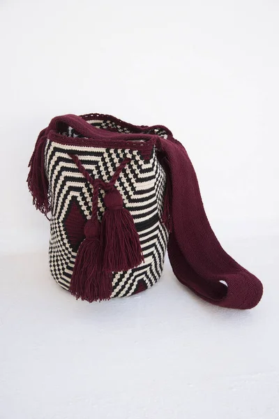 MochilaまたはWayuu部族によってコロンビアで作られた手作りバッグ — ストック写真