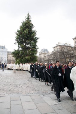 Paris 'teki Notre Dame kilisesine birçok rahip giriyor.