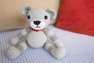 Kırmızı eşarplı, tığ işi ayı oyuncağı.