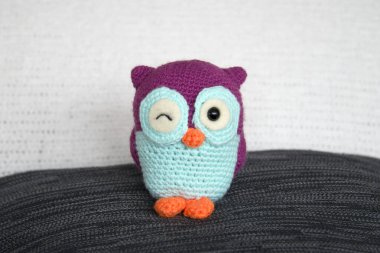 mor göz kırpan örgü baykuşu